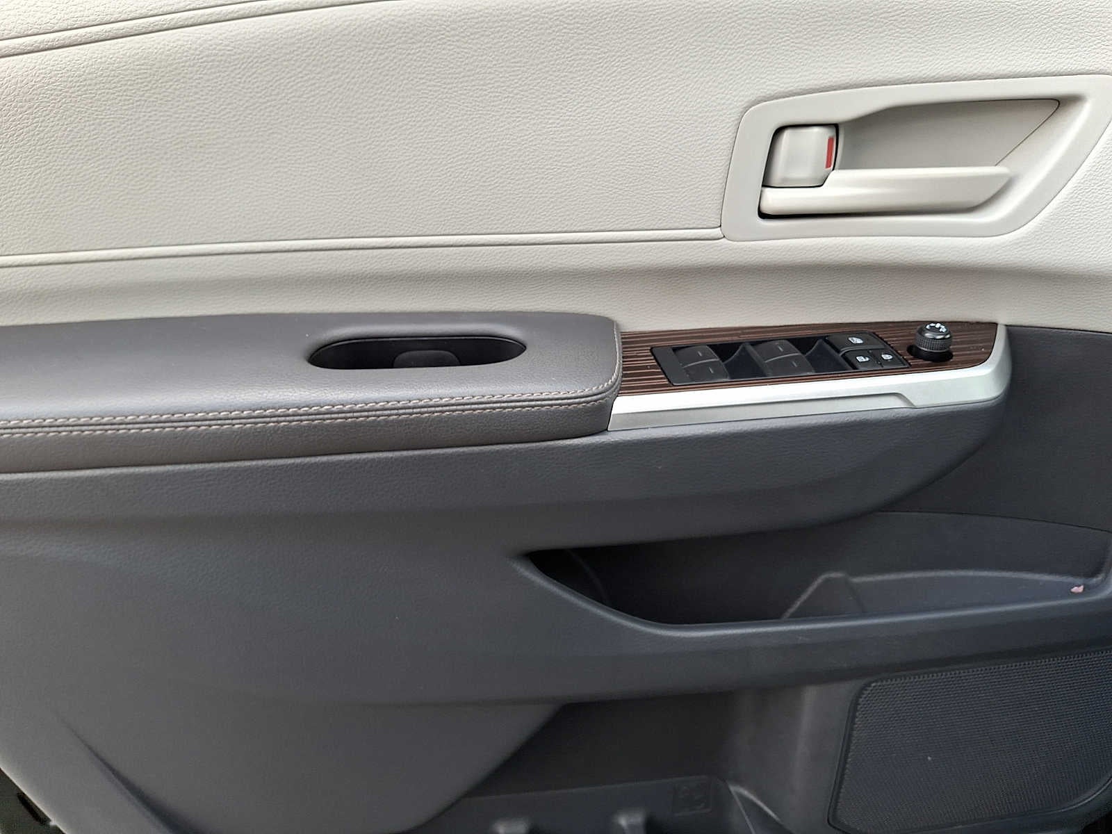 2023 Toyota Sienna LE