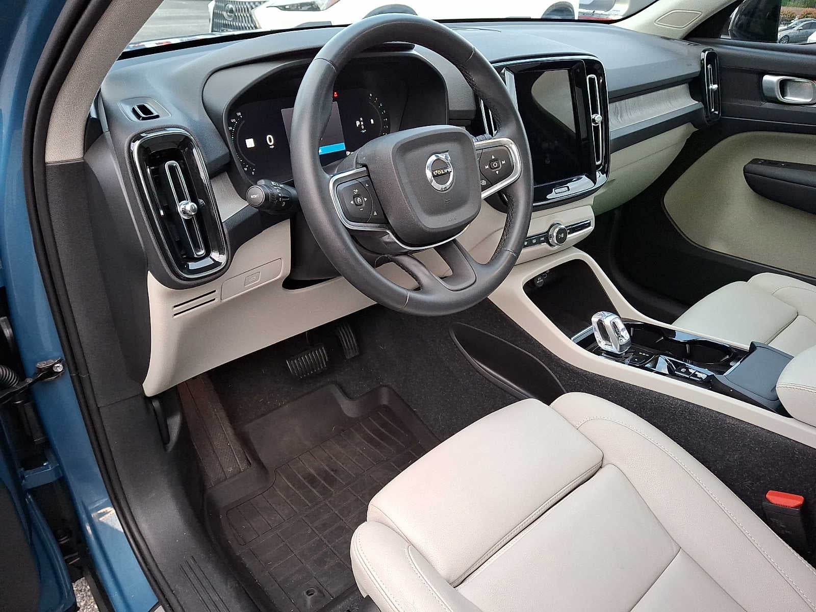 2024 Volvo XC40 Plus Dark Theme