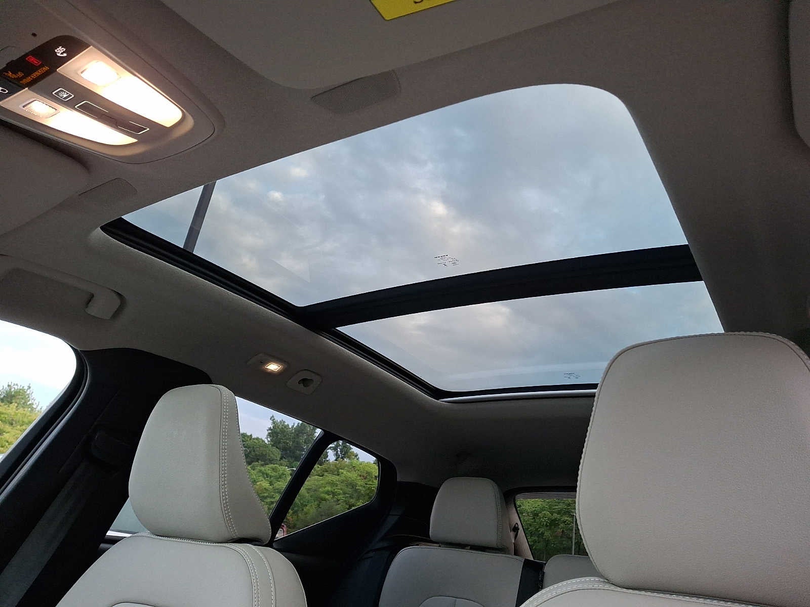 2024 Volvo XC40 Plus Dark Theme