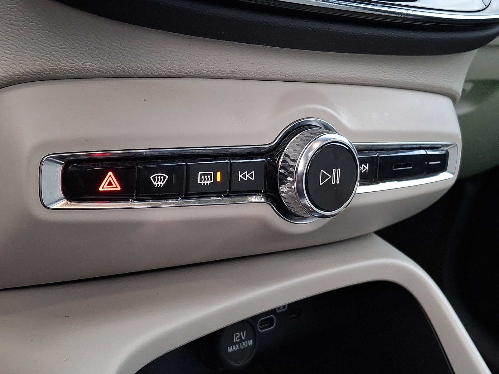 2024 Volvo XC40 Plus Dark Theme