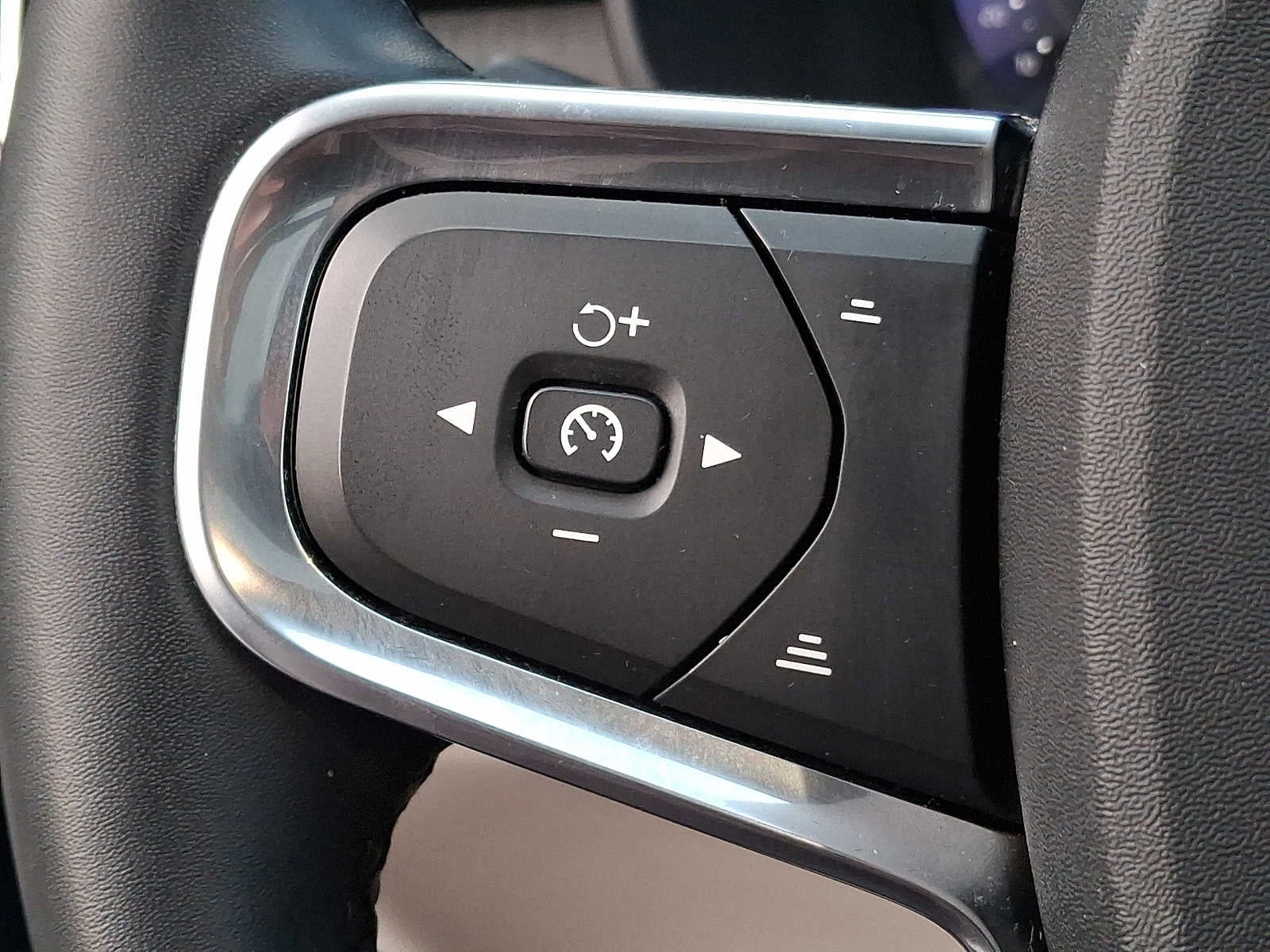 2024 Volvo XC40 Plus Dark Theme