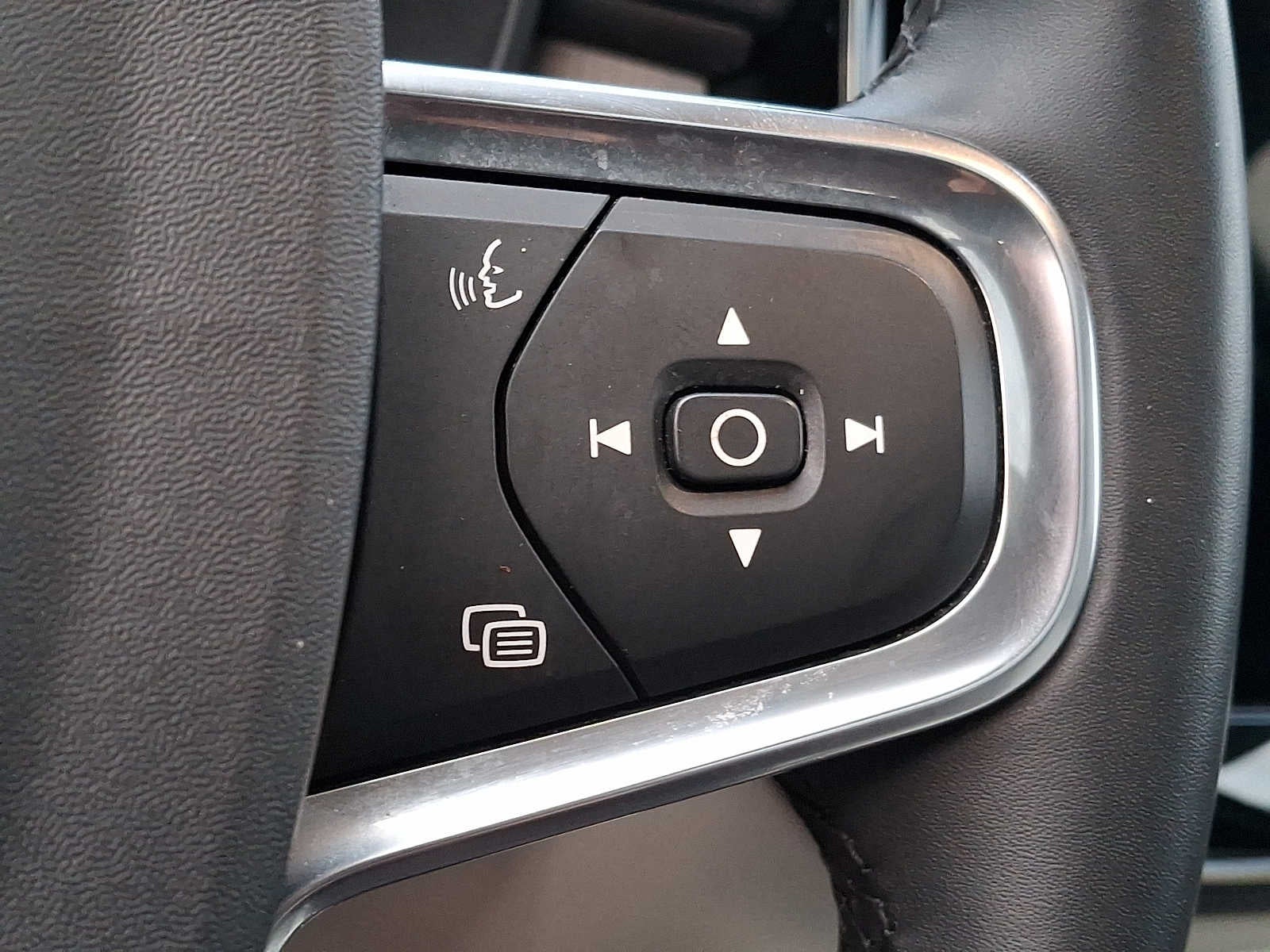 2024 Volvo XC40 Plus Dark Theme