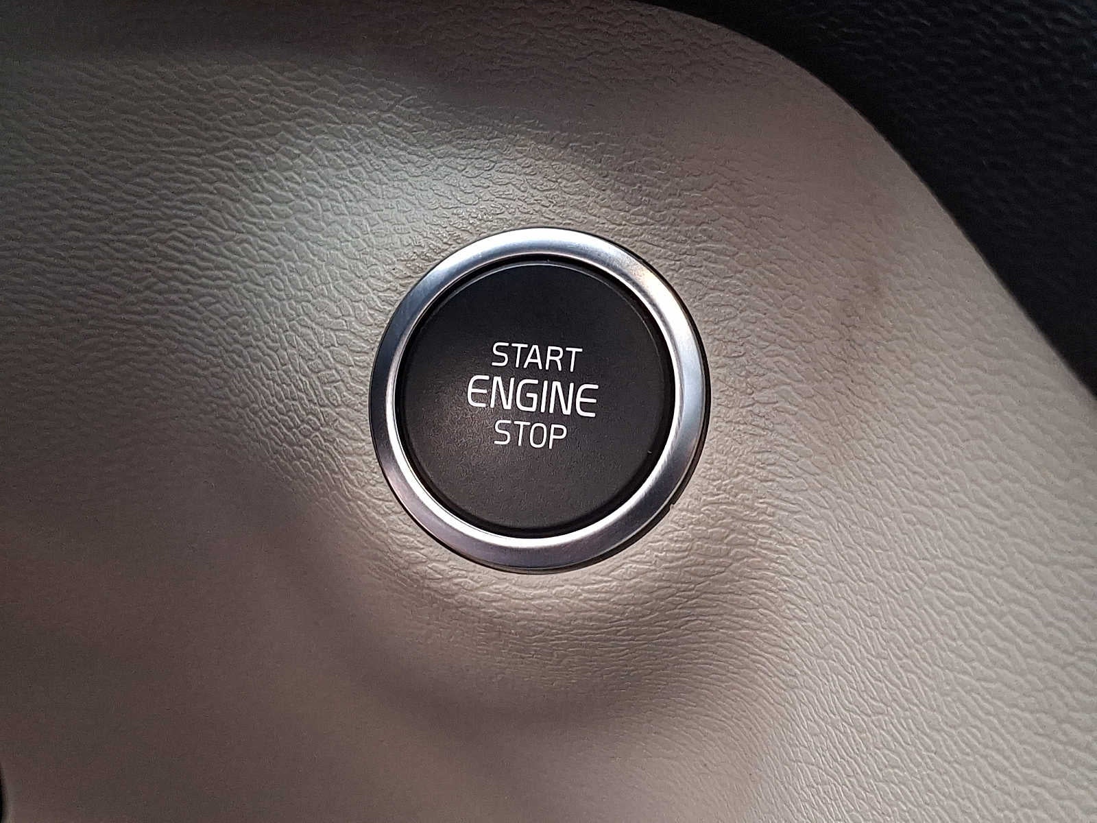 2024 Volvo XC40 Plus Dark Theme