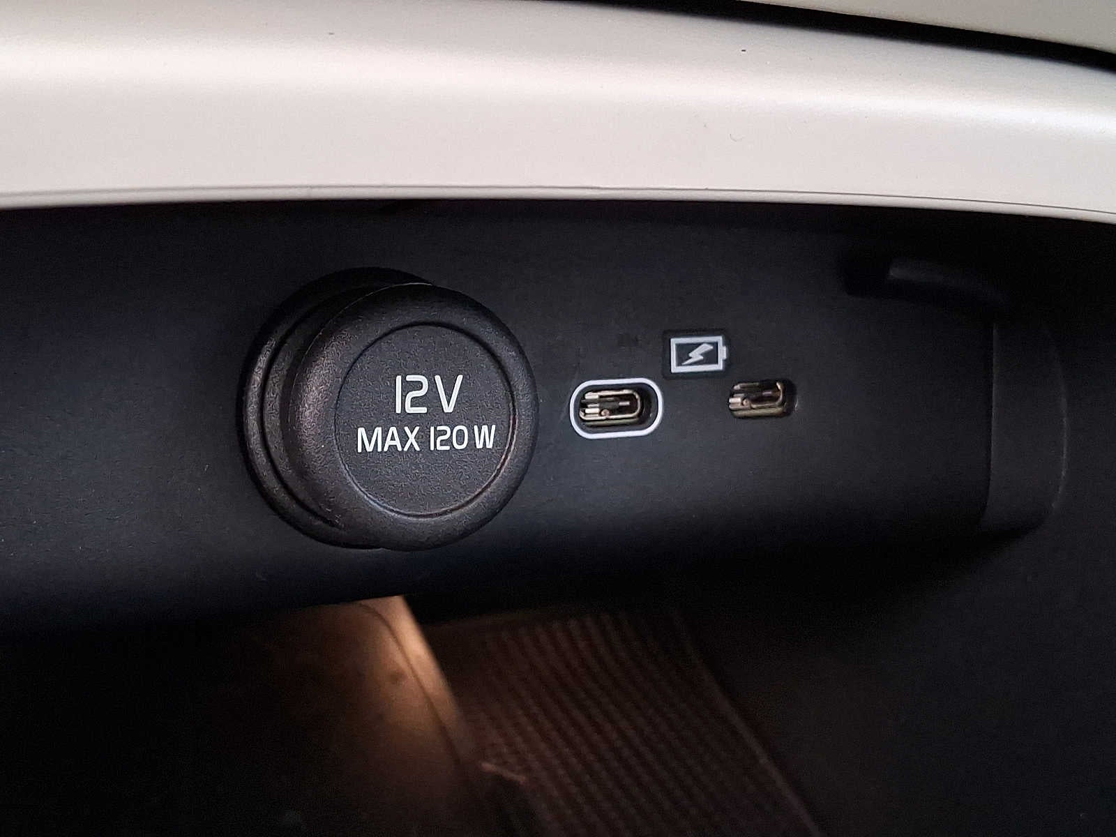 2024 Volvo XC40 Plus Dark Theme