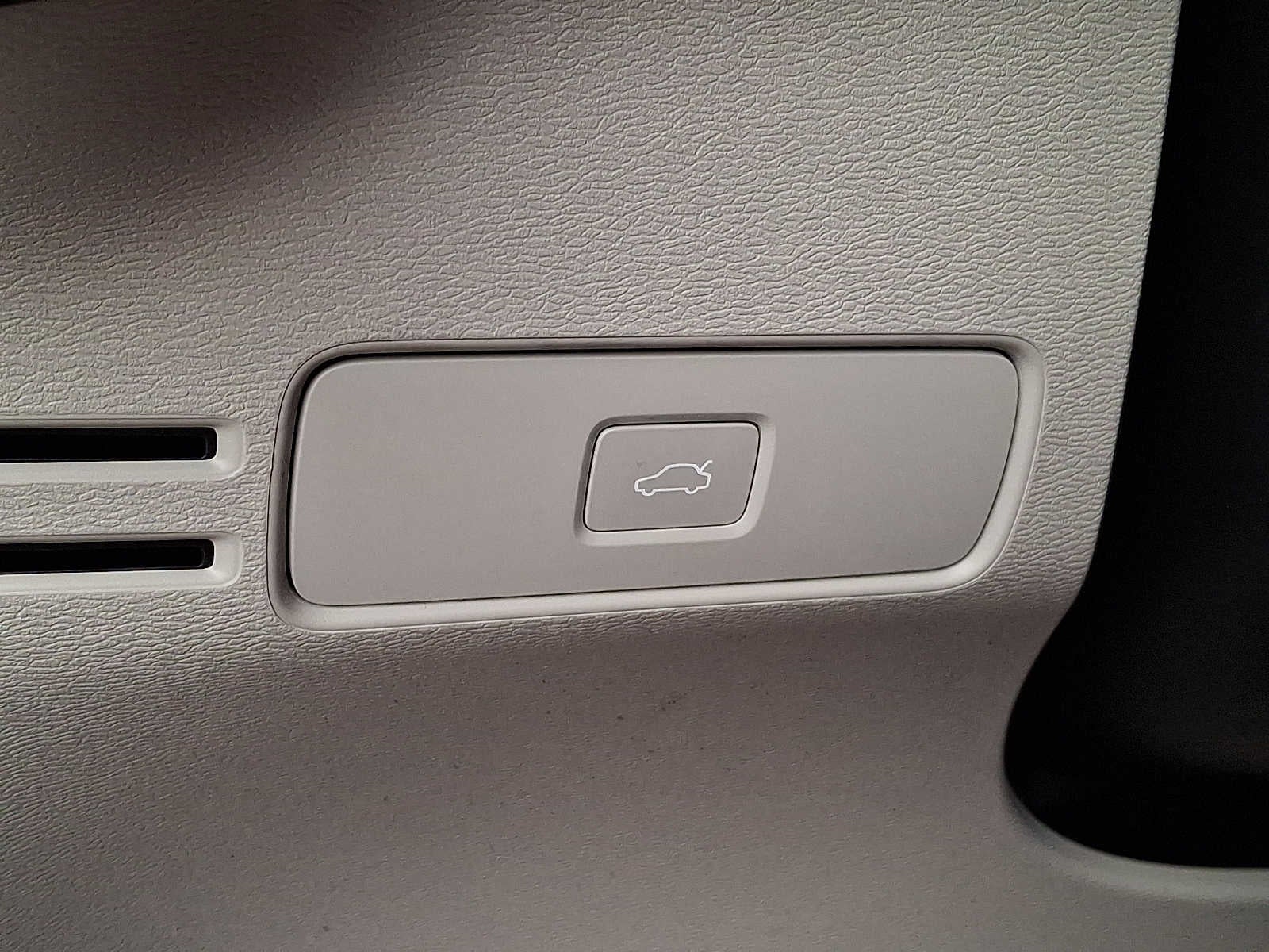 2024 Volvo XC40 Plus Dark Theme