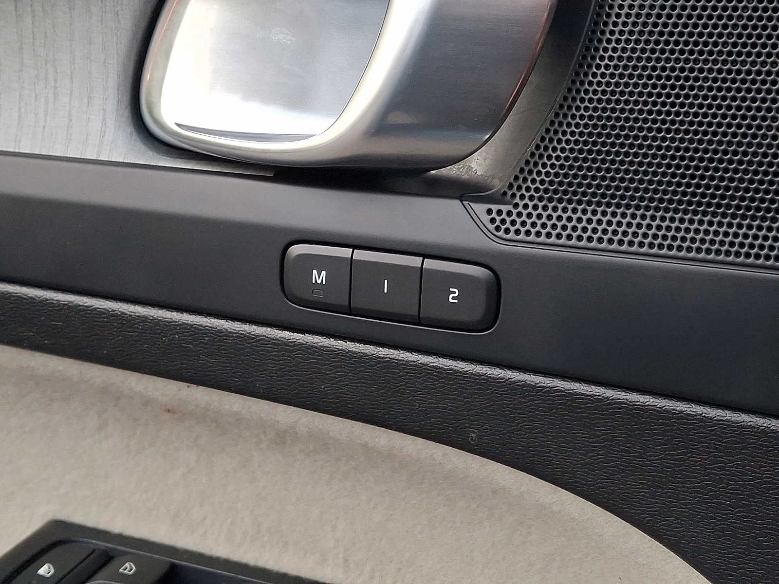2024 Volvo XC40 Plus Dark Theme