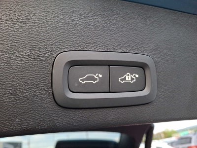 2024 Volvo XC40 Plus Dark Theme