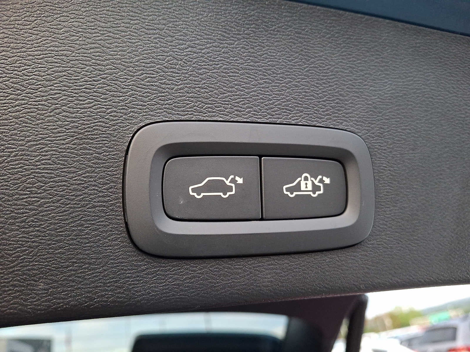 2024 Volvo XC40 Plus Dark Theme