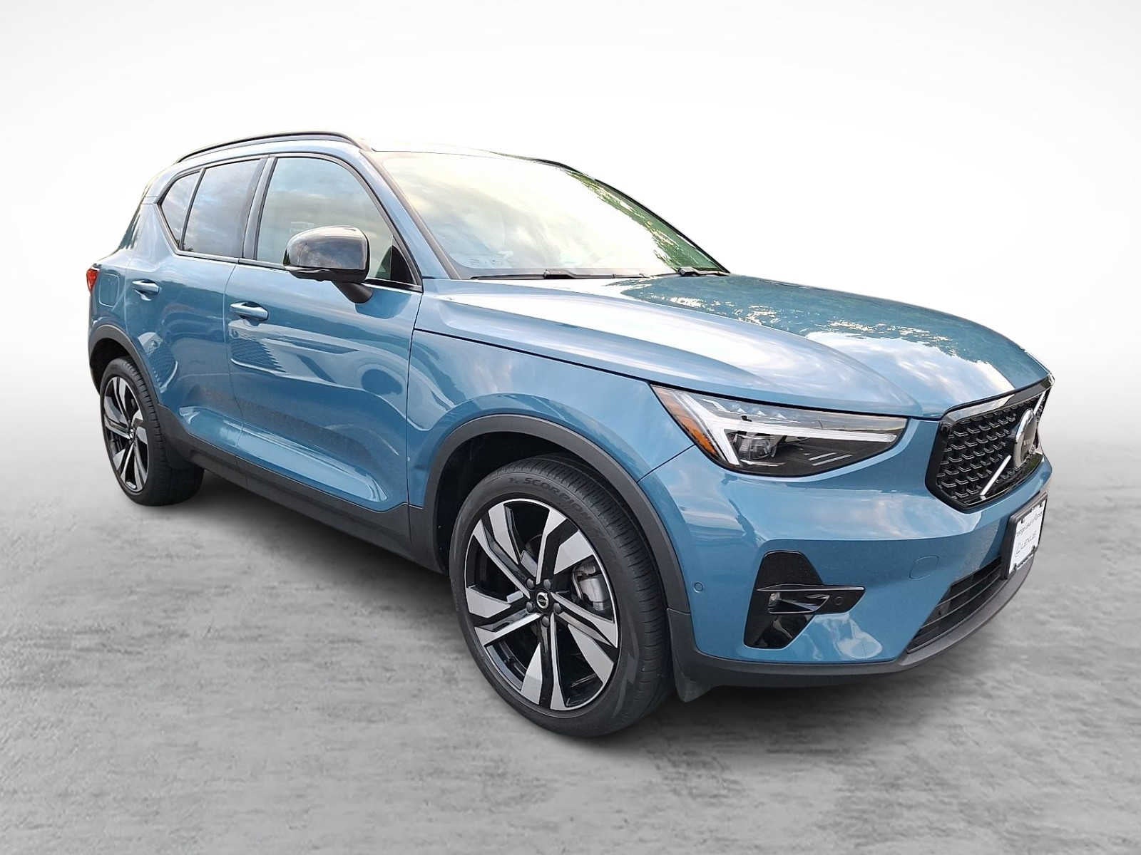 2024 Volvo XC40 Plus Dark Theme