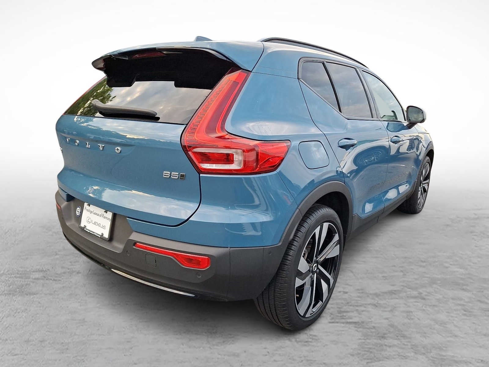 2024 Volvo XC40 Plus Dark Theme
