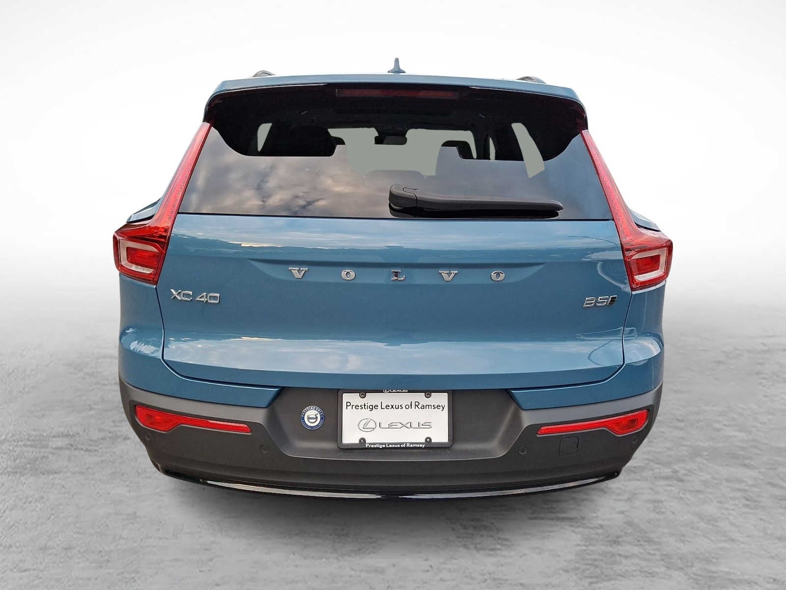 2024 Volvo XC40 Plus Dark Theme