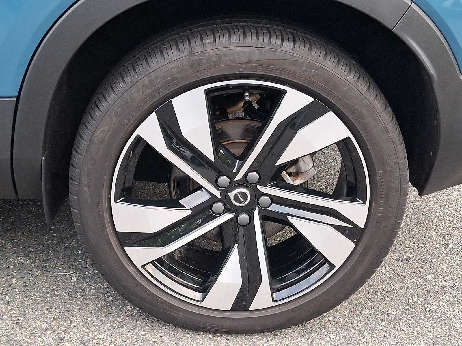 2024 Volvo XC40 Plus Dark Theme