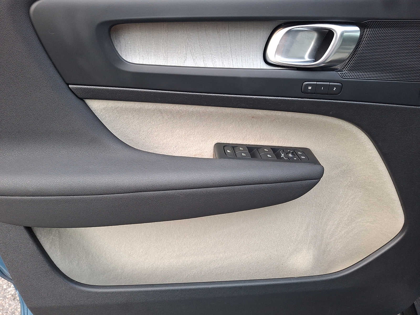 2024 Volvo XC40 Plus Dark Theme